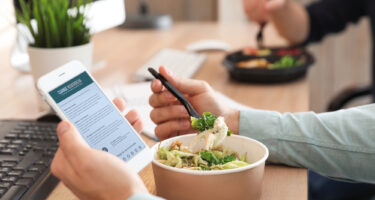 Beeld phone lunchbreak