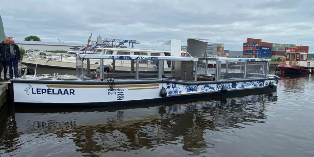 Stille elektrische waterbus vult openbaar vervoer Delft aan