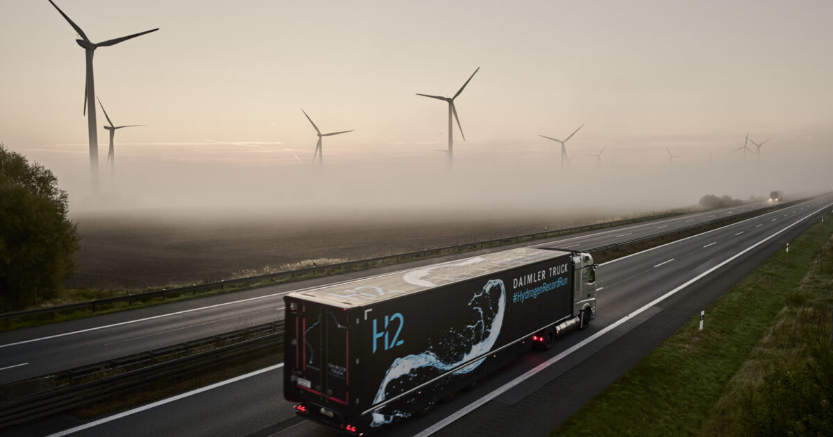 Waterstofvrachtwagen Mercedes-Benz rijdt 1.047 kilometer op een volle