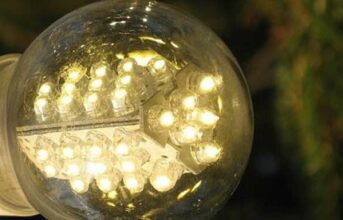 800px LED lamp on christmas tree 2009 e1370003088590