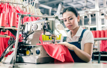 Chinese vrouw naait in een fabriek
