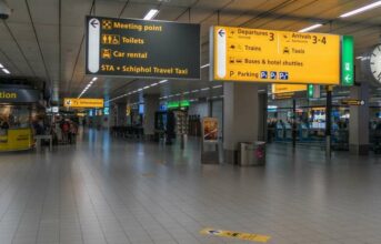 Adobestock schiphol aankomsthal