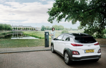 Vrouw laadt elektrische auto op