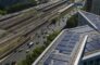 Amsterdam zuidas met zonnepanelen op daken