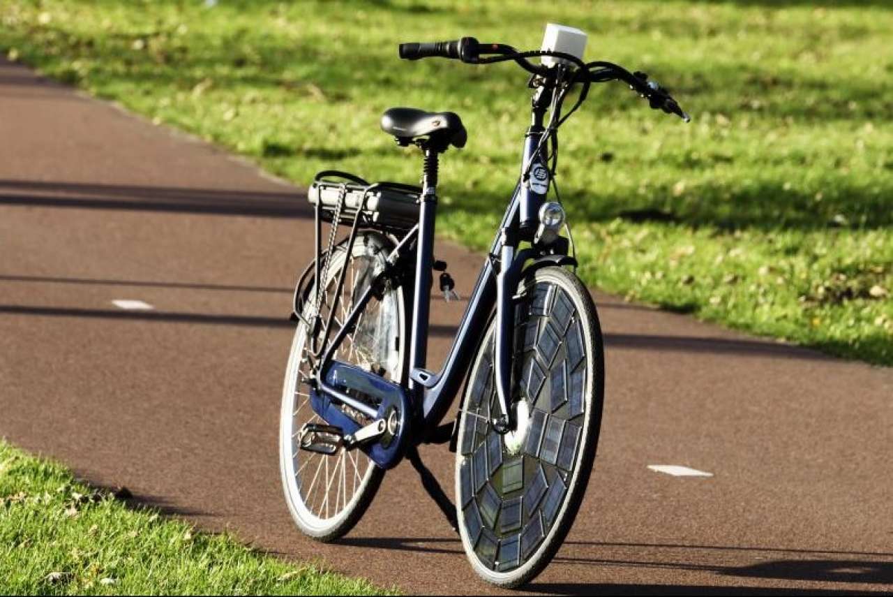 E-bike verdubbelt actieradius dankzij zonnepanelen in voorwiel | Change Inc.